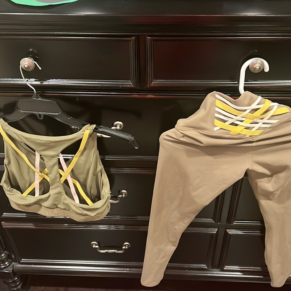 Fabletics small 2 piece set - Picture 3 of 8